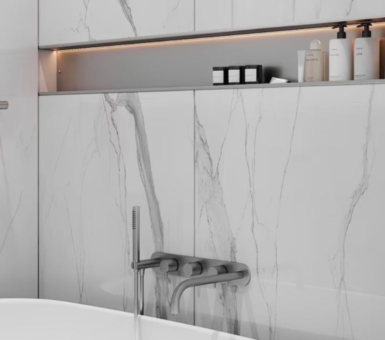 Крупноформатная плитка, минимум швов: как визуально «расширить» ванную без перепланировки