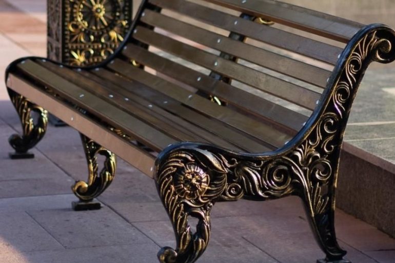 Чугунные скамейки против деревянных и бетонных: какой материал прослужит дольше