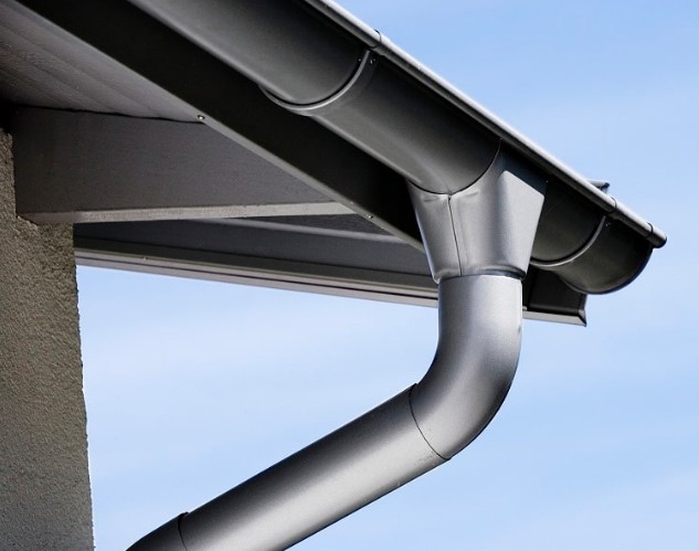 Особенности водосточных систем: когда ремонт начинается с крыши